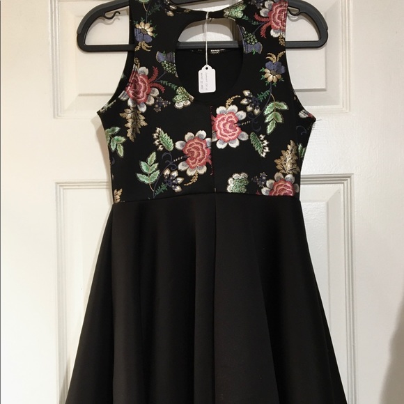 Metallic Floral Print Cocktail Dress & Faux Pearls - Picture 5 of 6